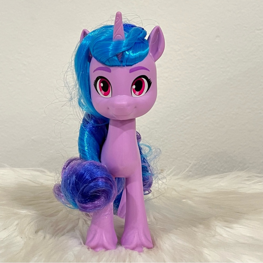 My Little Pony G5 A New Generation Shinning Adventures Unicorn Izzy Moonbow 6.5”